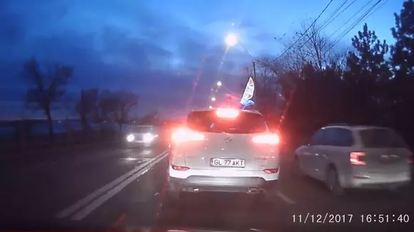 Cea mai aprigă dilemă din trafic: este MORAL să circuli pe banda 1 dacă banda 2 este ocupată? Dar LEGAL? | VIDEO
