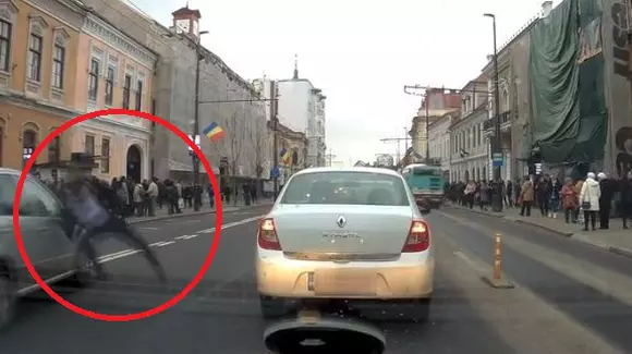 Un tânăr a fost izbit violent de un automobil! Accidentul a fost filmat! | VIDEO