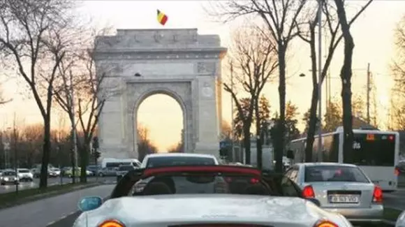 Cine mai e ca el? Tot Facebook-ul a râs de posesorul unui Ferrari din București