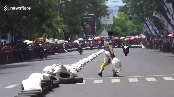 Doi motocicliști s-au luat la bătaie pe circuit. Unul l-a atacat cu un sac pe celălalt | VIDEO