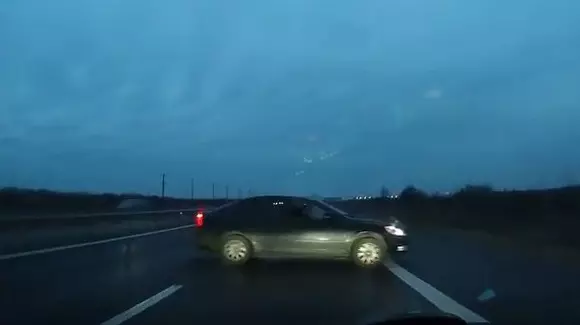 O șoferiță vrut să-i dea o lecție unui alt bărbat. A pus o frână bruscă însă a ieșit ÎN DECOR | VIDEO