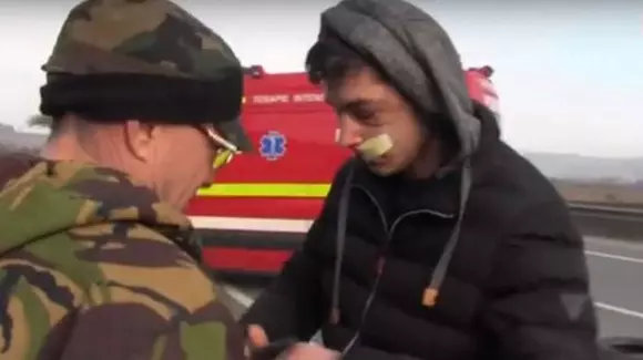 A salvat trei oameni implicaţi într-un accident rutier şi le-a cerut bani