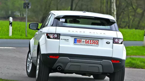 Range Rover Evoque de la 25.000 de euro: Pete negre pe o bluză albă