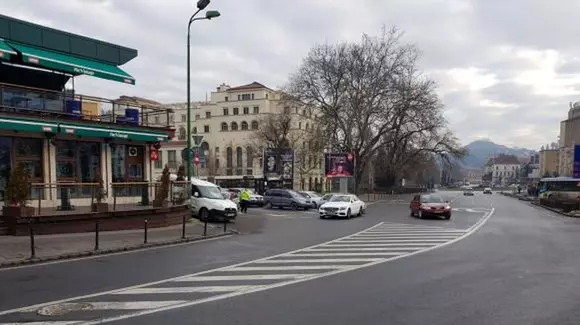 Culmea parcării: un Mercedes a fost lăsat în mijlocul unei intersecții