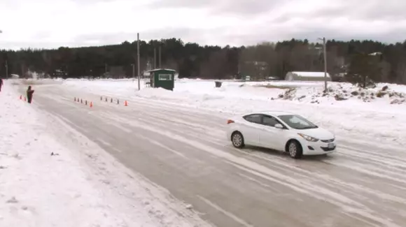 ABS pe zăpadă - Diferența dintre a frâna CU ABS și FĂRĂ ABS