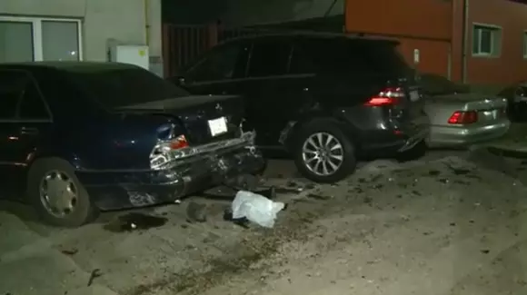 5 mașini distruse de un poliţist local, băut la volan