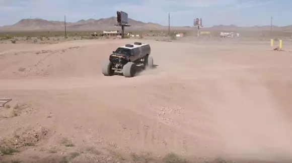 Așa arată cel mai lung monster truck din lume | VIDEO