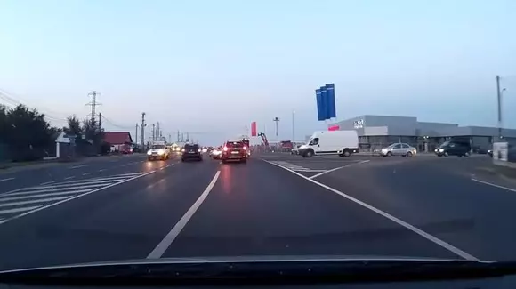 Așa arată cel mai norocos șofer din România! Încă 10 cm și se putea întâmpla o tragedie! | VIDEO