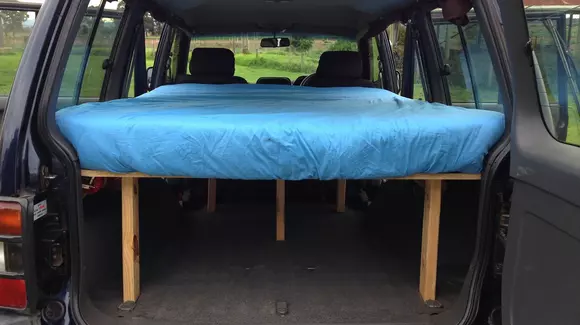 4 moduri prin care îți poți transforma mașina într-un pat confortabil