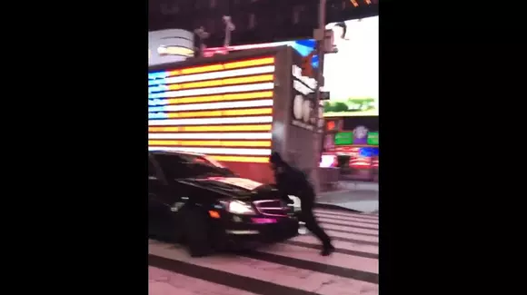 Un polițist din New York a fost luat pe capotă de un șofer agresiv! | VIDEO