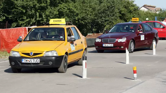 Două povești amuzante de la școala de șoferi: "Instructorul zicea să-i dau blană"