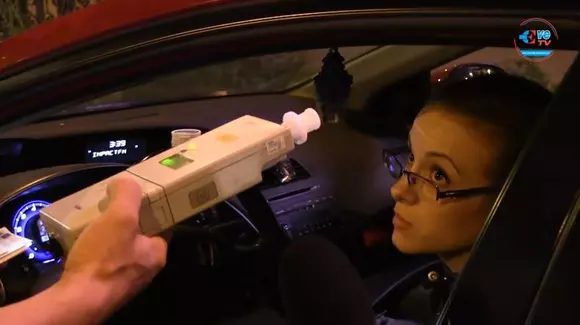 Ți-o mai amintești pe șoferița tupeistă care a făcut show cu un polițist? Clipul cu ea a depășit un milion de vizualizări | VIDEO