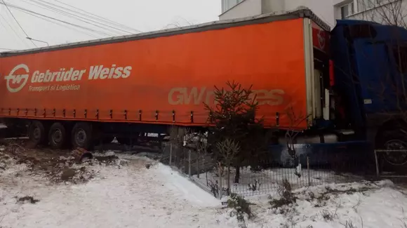 A intrat cu un TIR în scara unui bloc