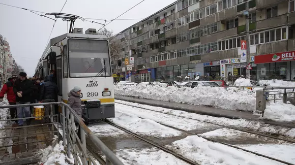 Idei "firești"! Tu ai vrea ca bicicliștii să circule pe linia de tramvai? Ce spun polițiștii despre asta!