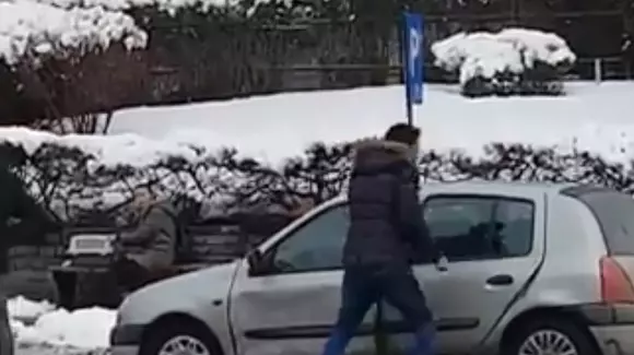 Scandal în trafic! Un șofer al cărui BMW a fost zgâriat și-a pierdut mințile și a atacat cu bâta de baseball | VIDEO