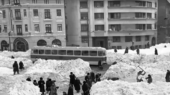 Cum arăta Capitala după viscolul din 1954 (Video)