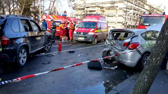 Un șofer a făcut un accident cu 4 mașini, în timp ce își bătea iubita la volan