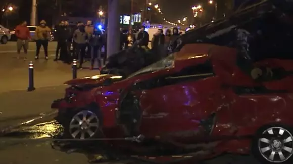 Record: o şoferiţă a reuşit să avarieze 10 maşini într-un singur accident