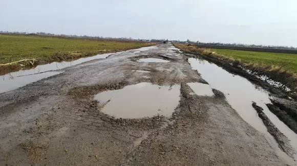 Drumul județean care "dispare" când plouă