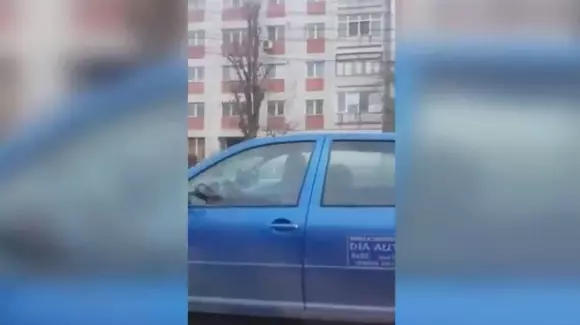 Cel mai tare șofer-pasager! Un instructor a fost filmat în timp ce coducea mașina de pe scaunul din dreapta | VIDEO