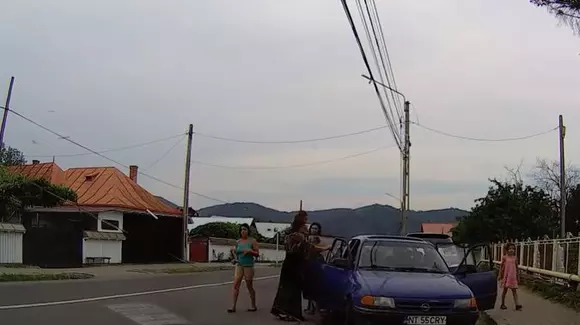 Câți români încap într-o mașină de cinci locuri? | VIDEO