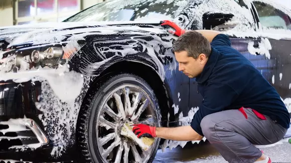 5 greșeli care îți distrug mașina la spălat și cum le poți evita