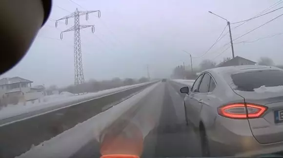 A vrut să-i dea o lecție și i-a pus frână în față, deși pe jos era zăpadă. Cei doi s-au lovit! Ce a urmat! | VIDEO