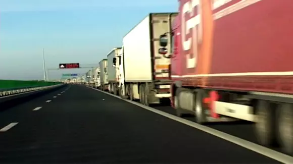 Coloane imense de camioane la granița cu Ungaria