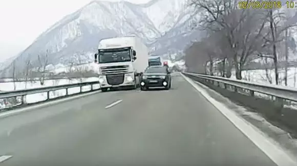 40 de secunde relevante despre cum se conduce în România. A depășit 3 TIR-uri consecutiv și ce a urmat e incredibil | VIDEO