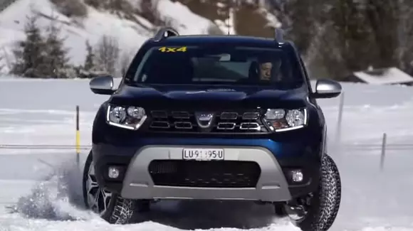Un Duster a întrecut mai multe SUV-uri într-o competiţie desfăşurată pe o pârtie de schi (Video)