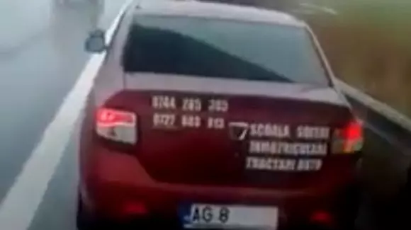 Un jandarm merge cu numărul acoperit ca să evite rovinieta