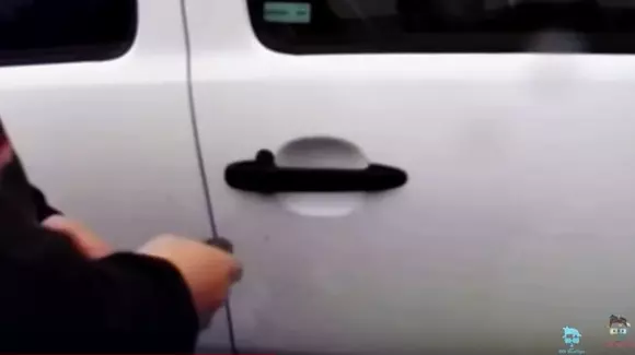 Cum îți pot sparge hoții mașina cu o monedă de 50 de bani! | VIDEO