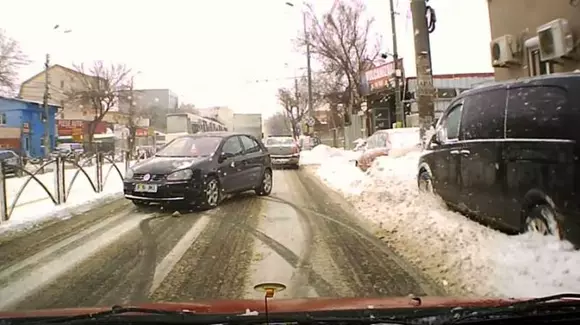 S-a întors la 180 de grade! Cel mai spectaculos derapaj filmat zilele astea în București | VIDEO