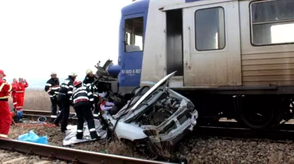 A depășit coloana şi maşina a fost spulberată de tren la Brăila (Video)