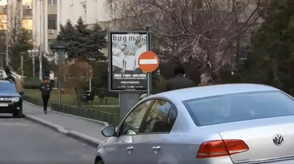 Un politician a fost avertizat: "Să nu o luați pe interzis". 10 secunde mai târziu a trecut pe interzis | VIDEO