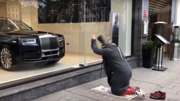 O reprezentanţă Rolls-Royce a devenit loc de închinat (Video)