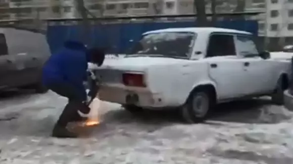 A tăiat maşina vecinului cu flexul ca să poată parca (Video)