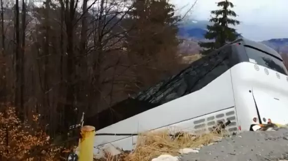 Un autocar s-a prăbuşit în râpă, la Cheile Grădiştei (Video)