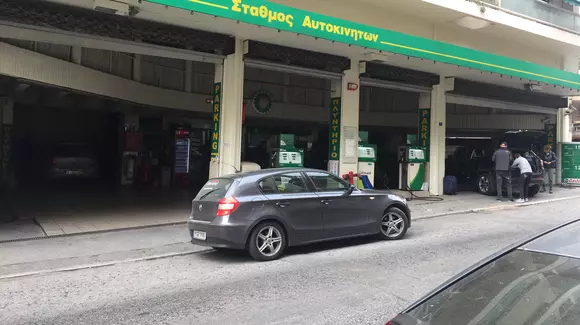 Ce ciudat! Atenienii au cele mai multe benzinării la parterul blocurilor