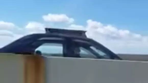 La 75 de ani conducea pe contrasens pe un drum cu separator din beton (Video)