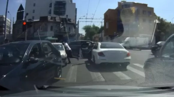 Scene de coșmar în traficul din Bucureşti. Ce a putut să facă un şoferul unui Mercedes (Video)