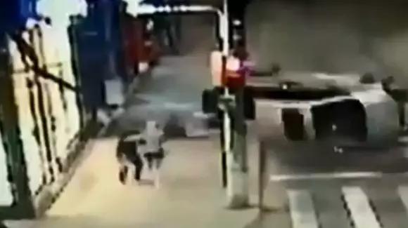 Pasager proiectat din mașina care s-a răsturnat (Video)