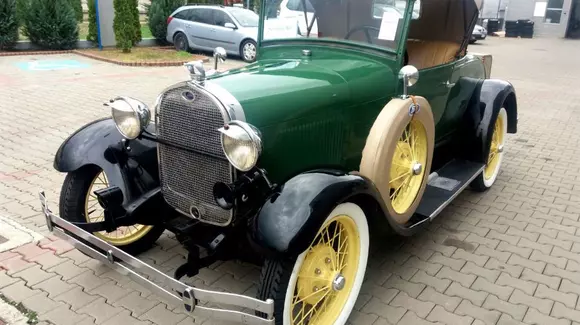 Cât de veche este cea mai veche mașină din România, scoasă la vânzare? | FOTO