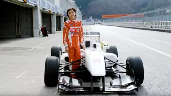 O puștoaică de 12 ani uimește lumea sporturilor cu motor. Tânăra face senzație în Formula 3 și țintește Formula 1 | VIDEO