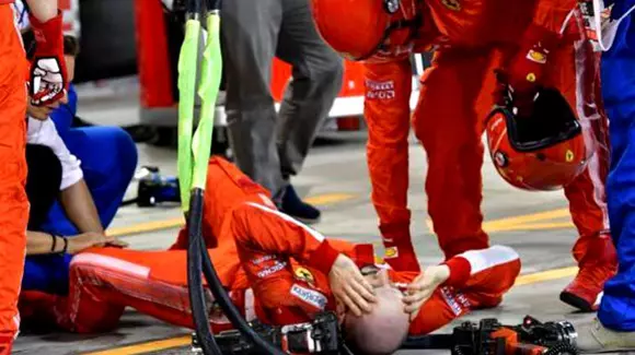 Accidentare teribilă în Formula 1. Kimi Raikkonen a dat cu mașina peste un mecanic