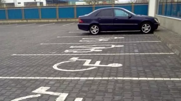 Un polițist a câștigat procesul cu un localnic care i-a filmat mașina parcată pe un loc pentru persoane cu dizabilități