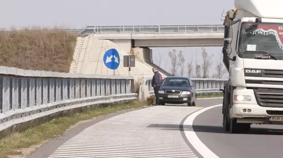 Românii fură chiar și la marcajele rutiere. Cum e posibil?