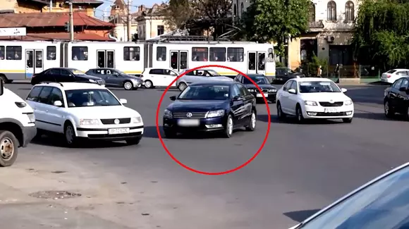 O șoferiță a parcat în mijlocul unei intersecții din Bucureşti și a plecat acasă să se culce (Video)