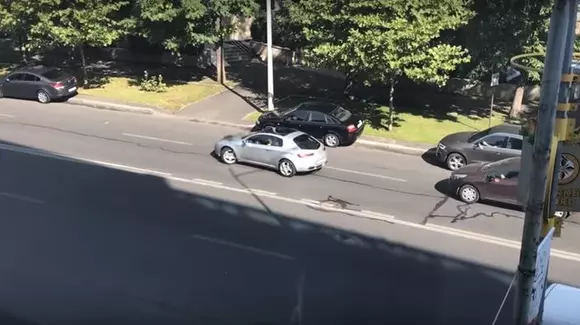 Un șofer întoarce pe linia continuă de mai multe ori în câteva minute. Ce vrea să demonstreze? | VIDEO