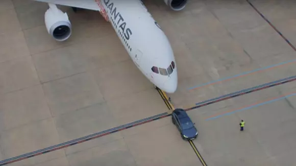 Poate o Tesla Model X să tragă un Boeing 787-9 Dreamliner? (Video)